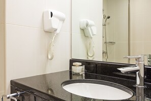 Shower, eco-friendly toiletries, hair dryer, towels - ibis Mall Avenue Dubai (Dubai)