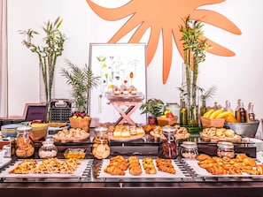 Se ofrece un desayuno bufé (55 AED por persona)