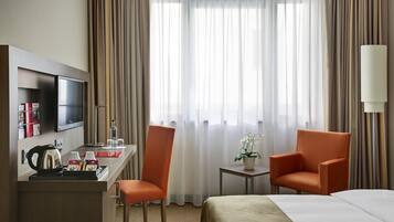 Caja de seguridad en la habitación y escritorio