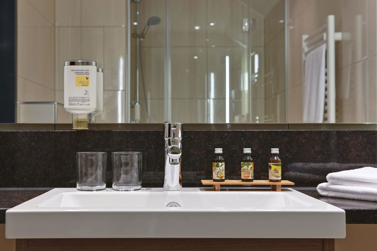 Ducha, artículos de tocador gratuitos, secador de pelo, toallas