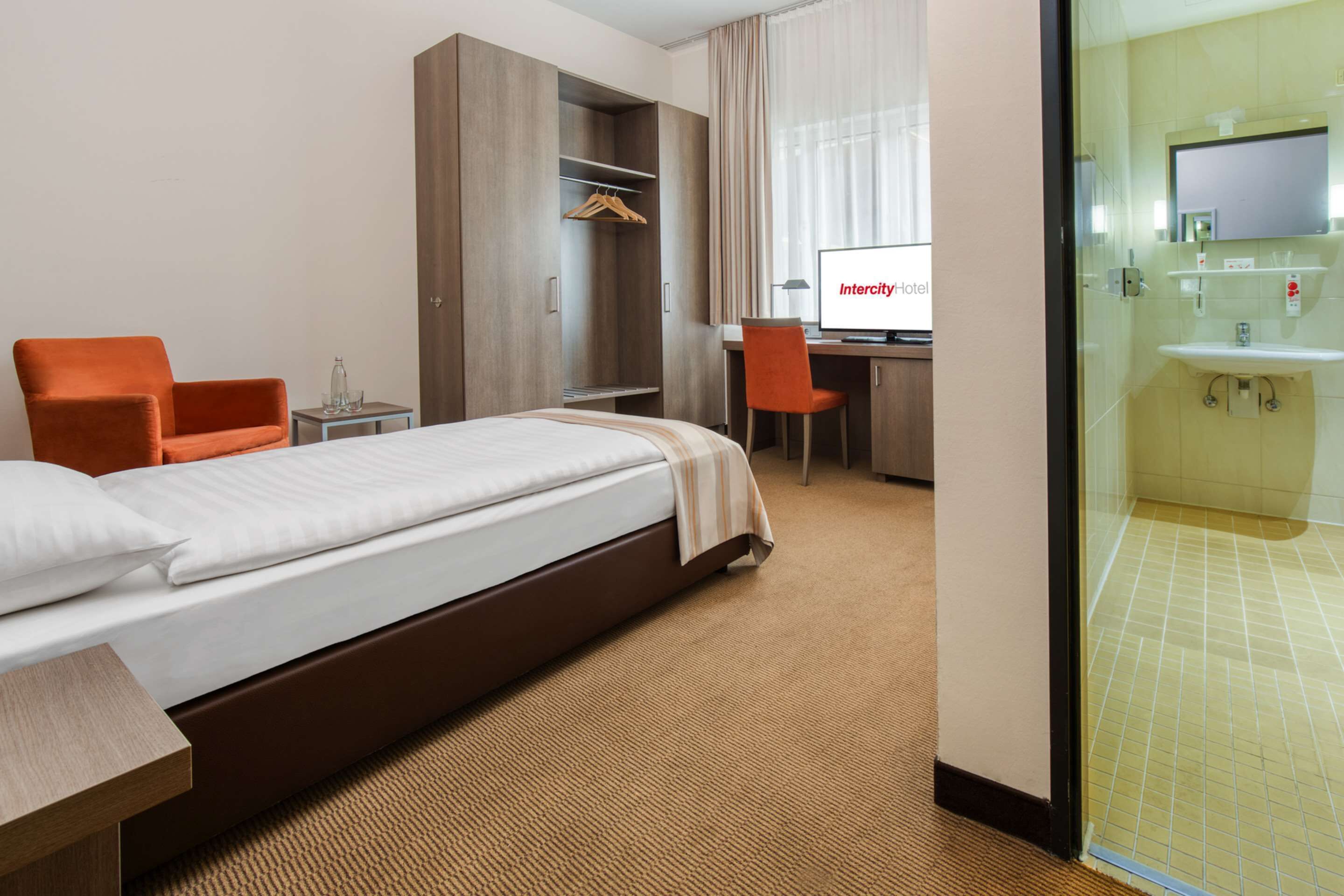 in-room safe, desk, soundproofing, free wifi