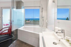 Suite junior, 1 cama matrimonial, balcón, vista al lago | Baño | Amenidades de baño ecológicas, secadora de cabello, toallas, jabón 