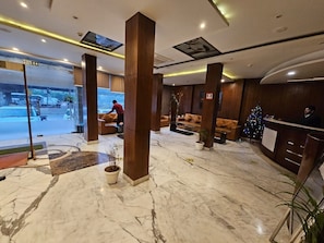 Lobby - Hotel Saptagiri (New Delhi)