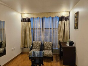 Club Room | Premium bedding, pillowtop beds, minibar, in-room safe - Hotel Saptagiri (New Delhi)