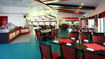 2 restoran, melayani sarapan, makan siang; sajian masakan internasional