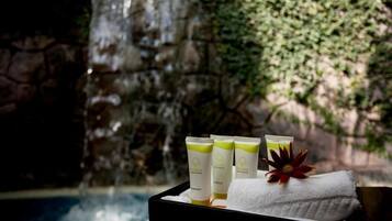 Außenpool, Pool mit Wasserfall