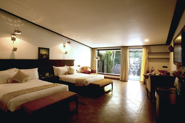Cascade Suite | In-room safe, iron/ironing board (on request), bed sheets