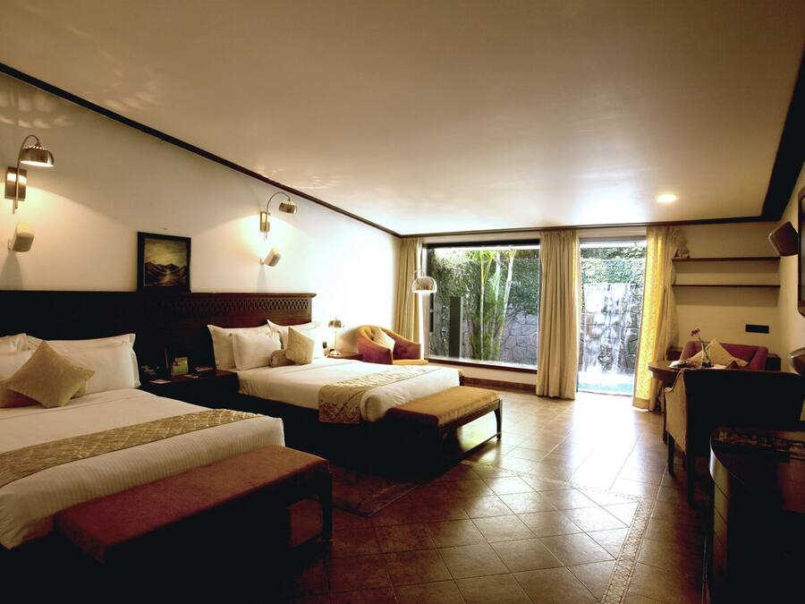 Kamar Eksekutif | Brankas, setrika/meja setrika, dan seprai linen