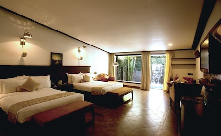 Chambre Exécutive | Coffres-forts dans les chambres, fer et planche à repasser. Celestia Suites at Leonia