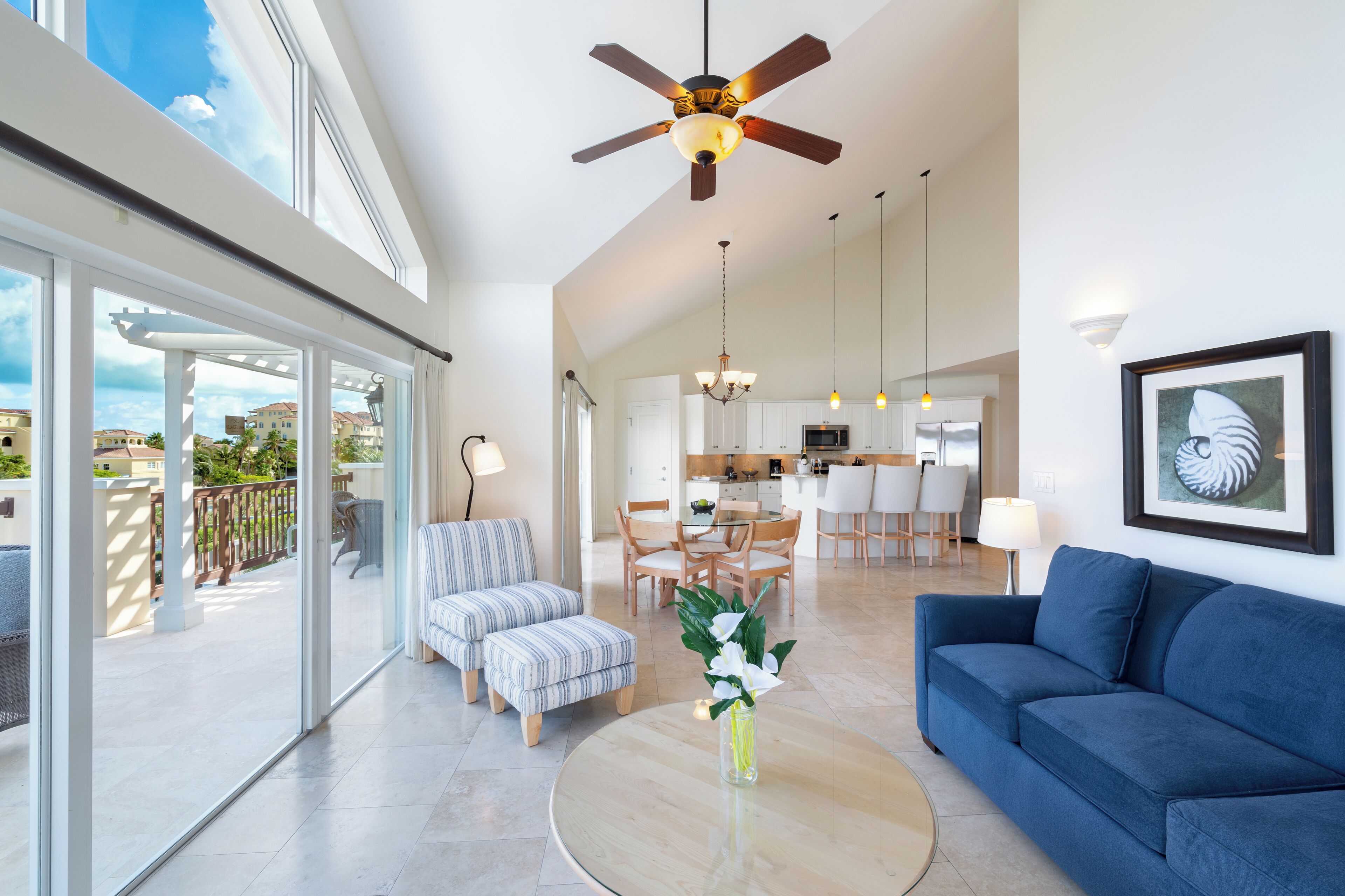 Penthouse de lujo, 2 habitaciones | Área de sala de estar | Televisión de pantalla plana 