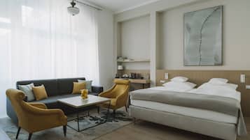 Junior-Suite | Allergikerbettwaren, Minibar, Zimmersafe, Schreibtisch