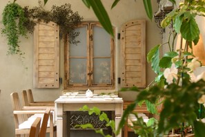 Se sirven desayunos, almuerzos y cenas; cocina local