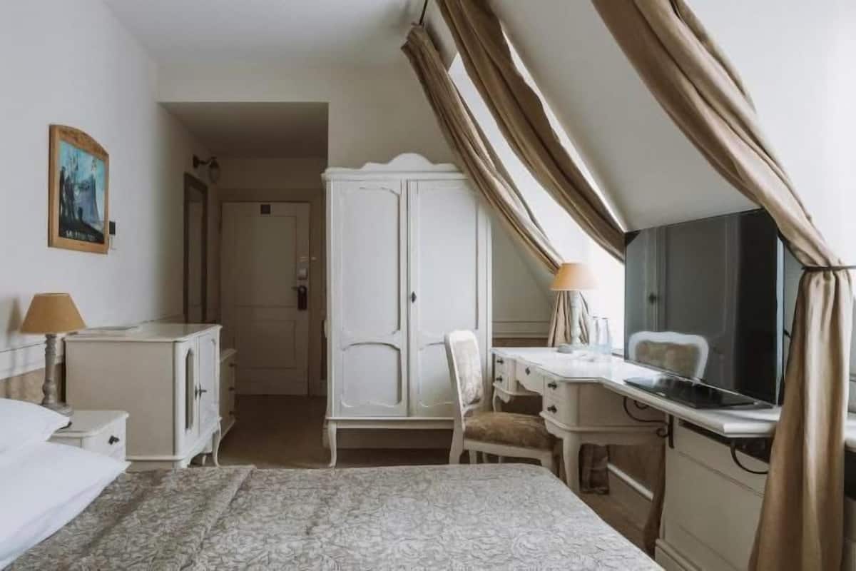 Ropa de cama hipoalergénica, minibar, caja fuerte y escritorio