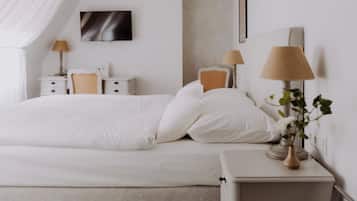 Hypo-allergenic bedding, minibar, in-room safe, desk