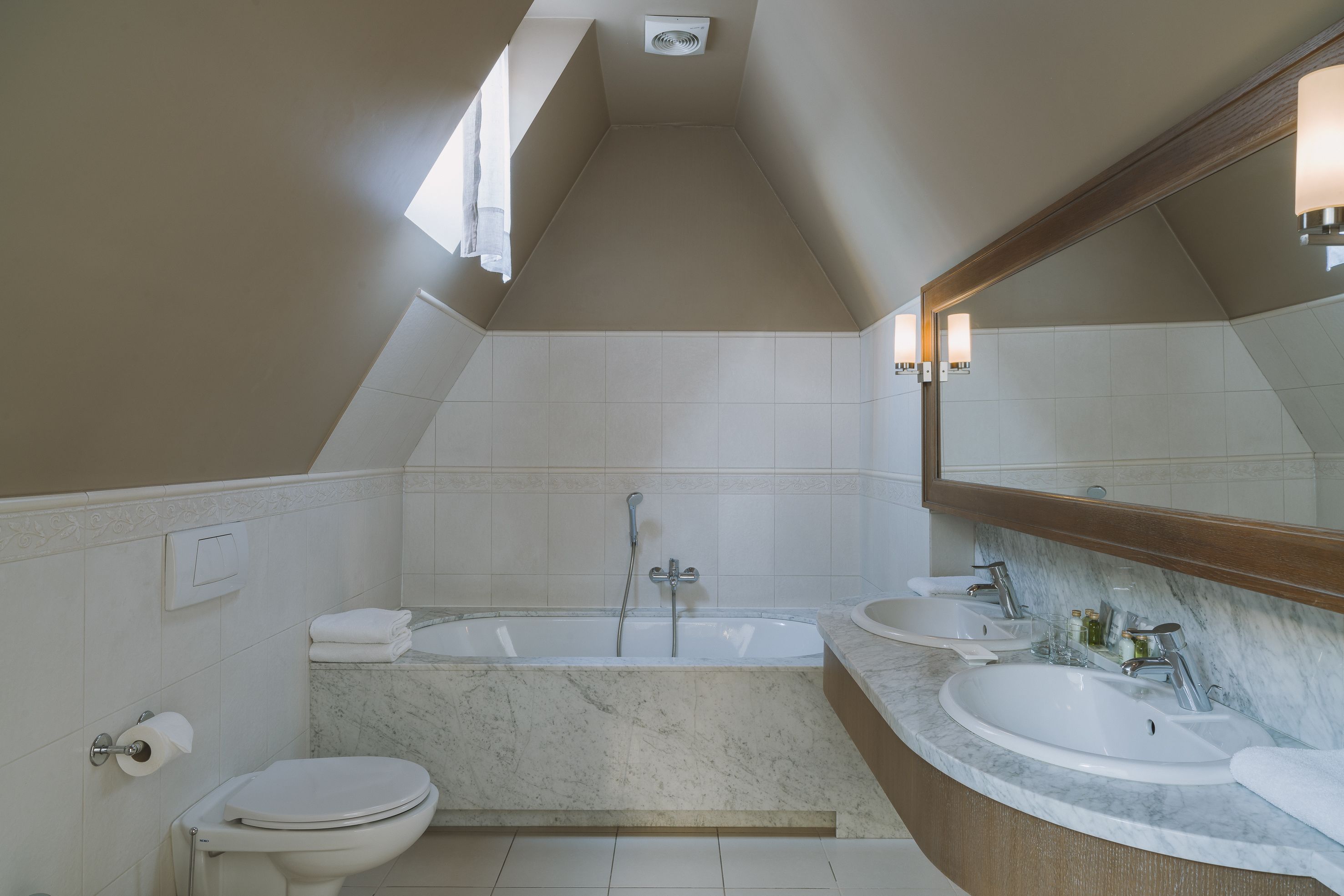 junior suite | bathroom | free toiletries, hair dryer, slippers, towels