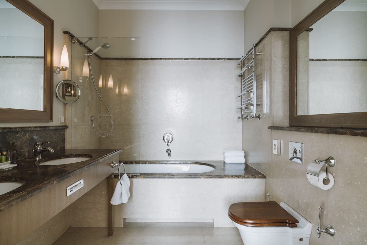 junior suite | bathroom | free toiletries, hair dryer, slippers, towels