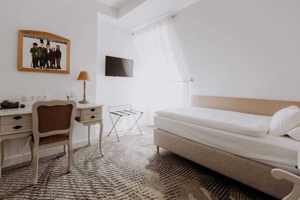Ropa de cama hipoalergénica, minibar, caja fuerte y escritorio