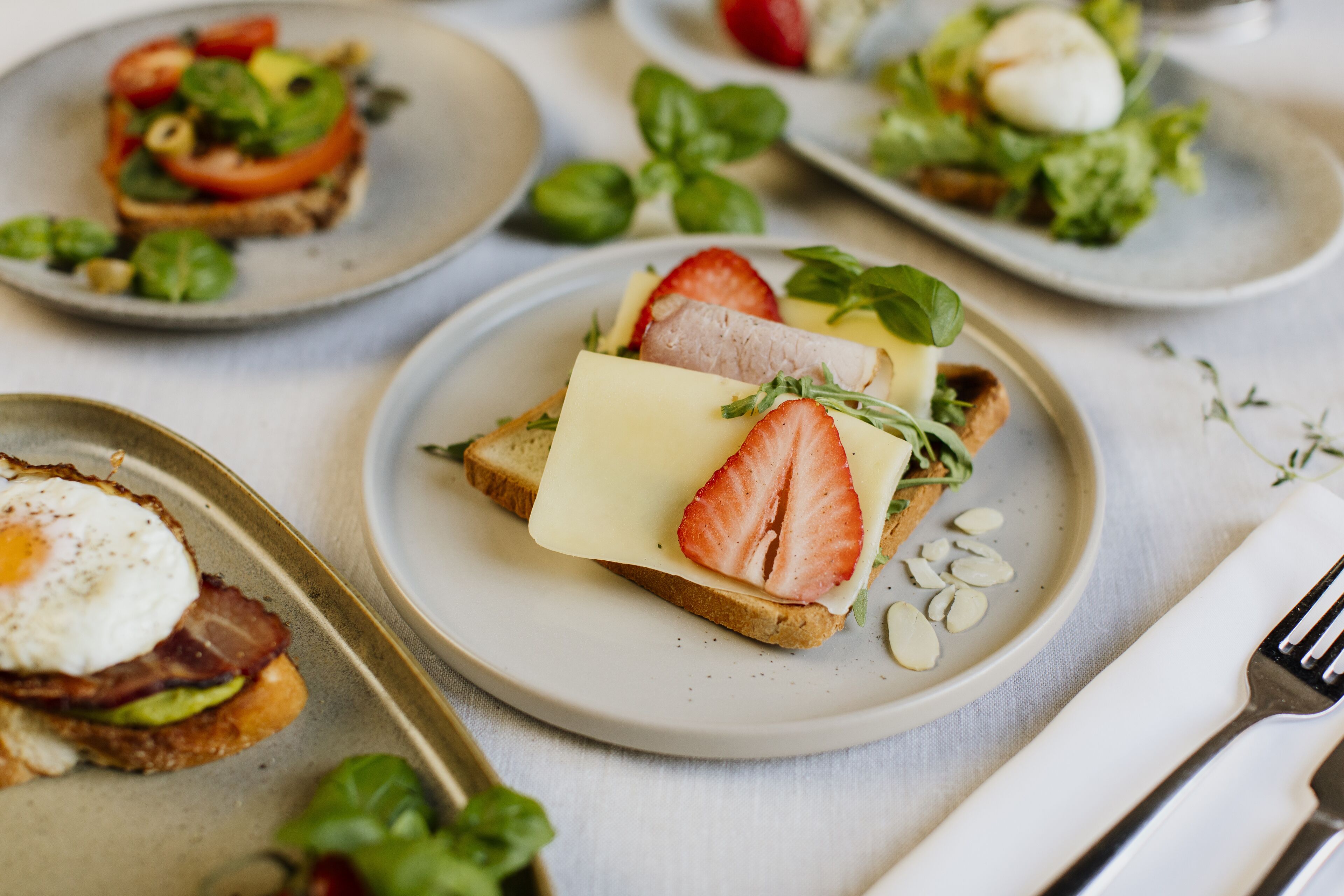 daily buffet breakfast (pln 80 per person)