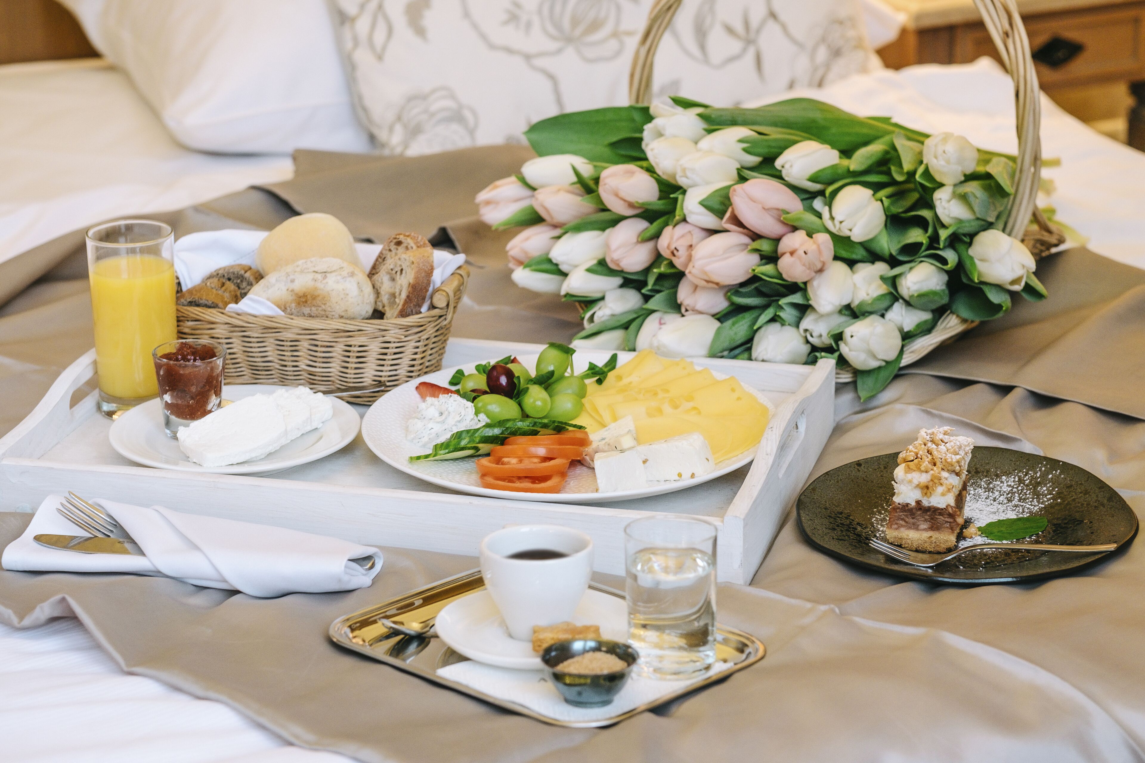 daily buffet breakfast (pln 80 per person)