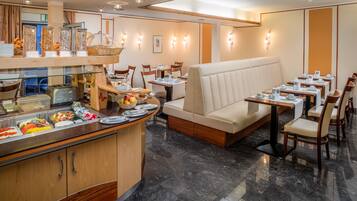 Tägliches Frühstücksbuffet (15 EUR pro Person)