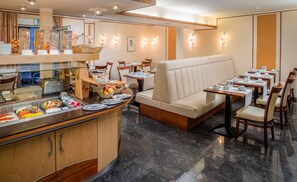 Desayuno buffet diario (EUR 15 por persona)