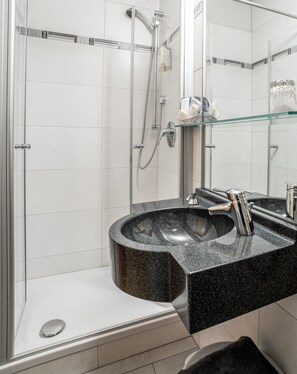 Standard Single Room | Bathroom | Free toiletries, hair dryer, slippers, towels - Hotel Spitzberg (Passau)