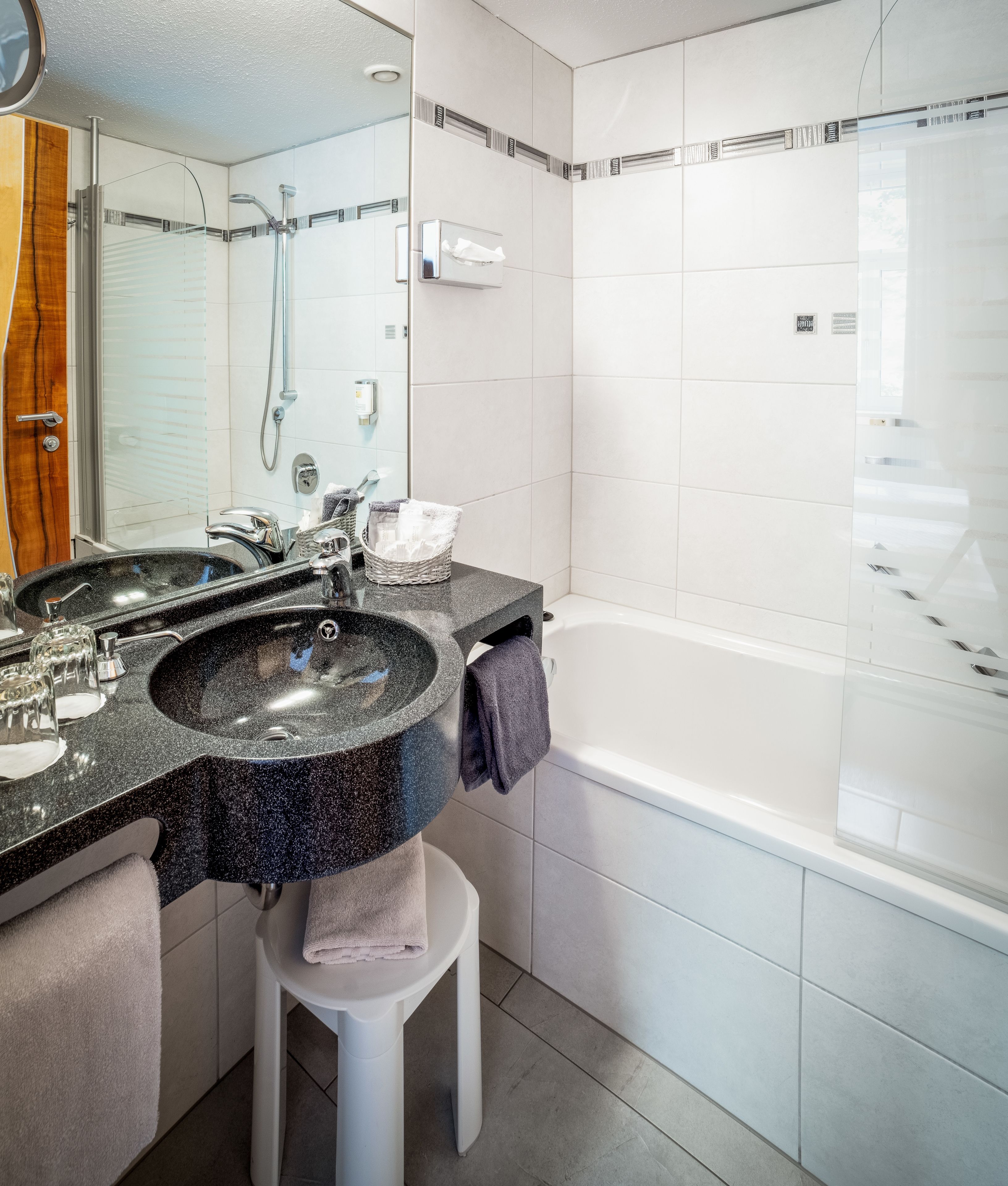 standard double room | bathroom | free toiletries, hair dryer, slippers, towels