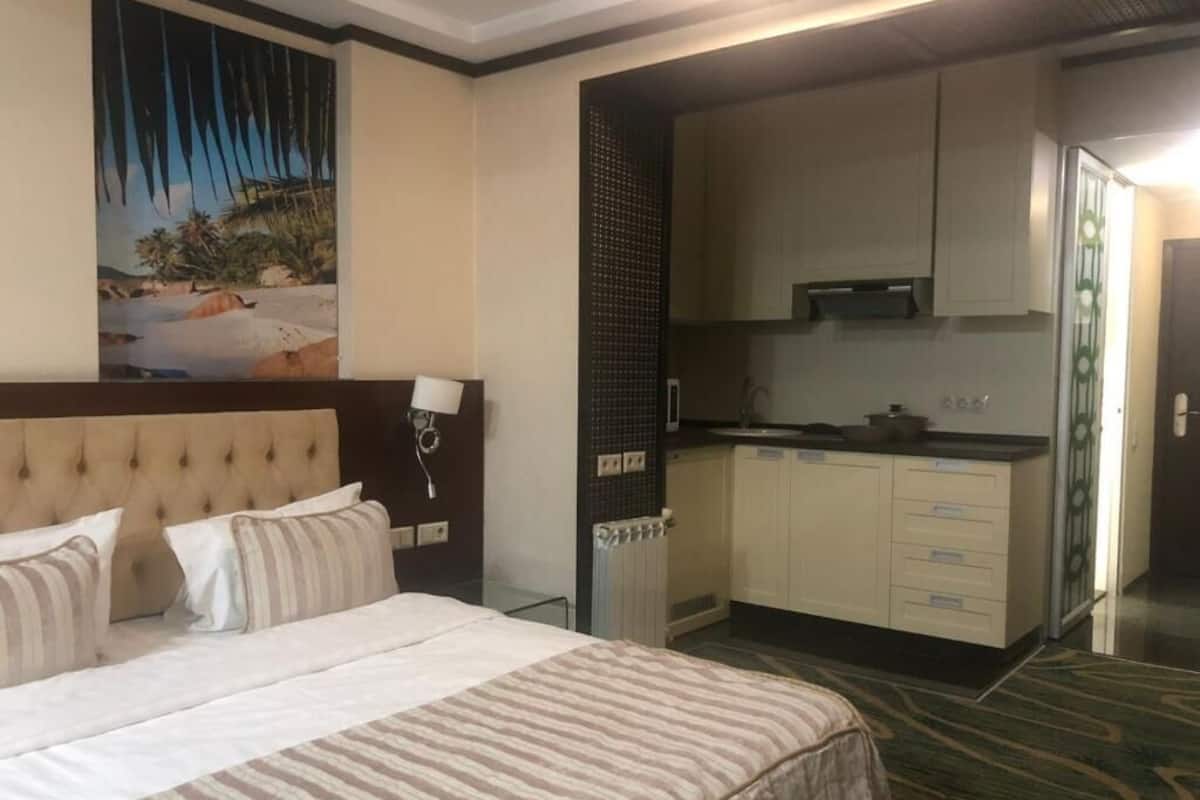 أغطية فراش متميزة وميني بار وخزنة داخل الغرفة ومكتب