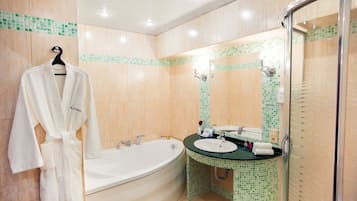 Shower, perlengkapan mandi gratis, pengering rambut, dan sandal