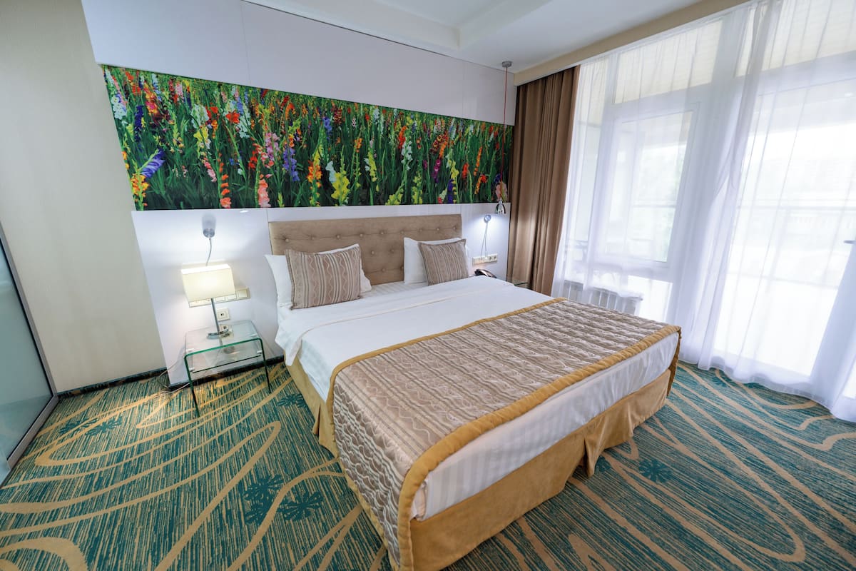 أغطية فراش متميزة وميني بار وخزنة داخل الغرفة ومكتب