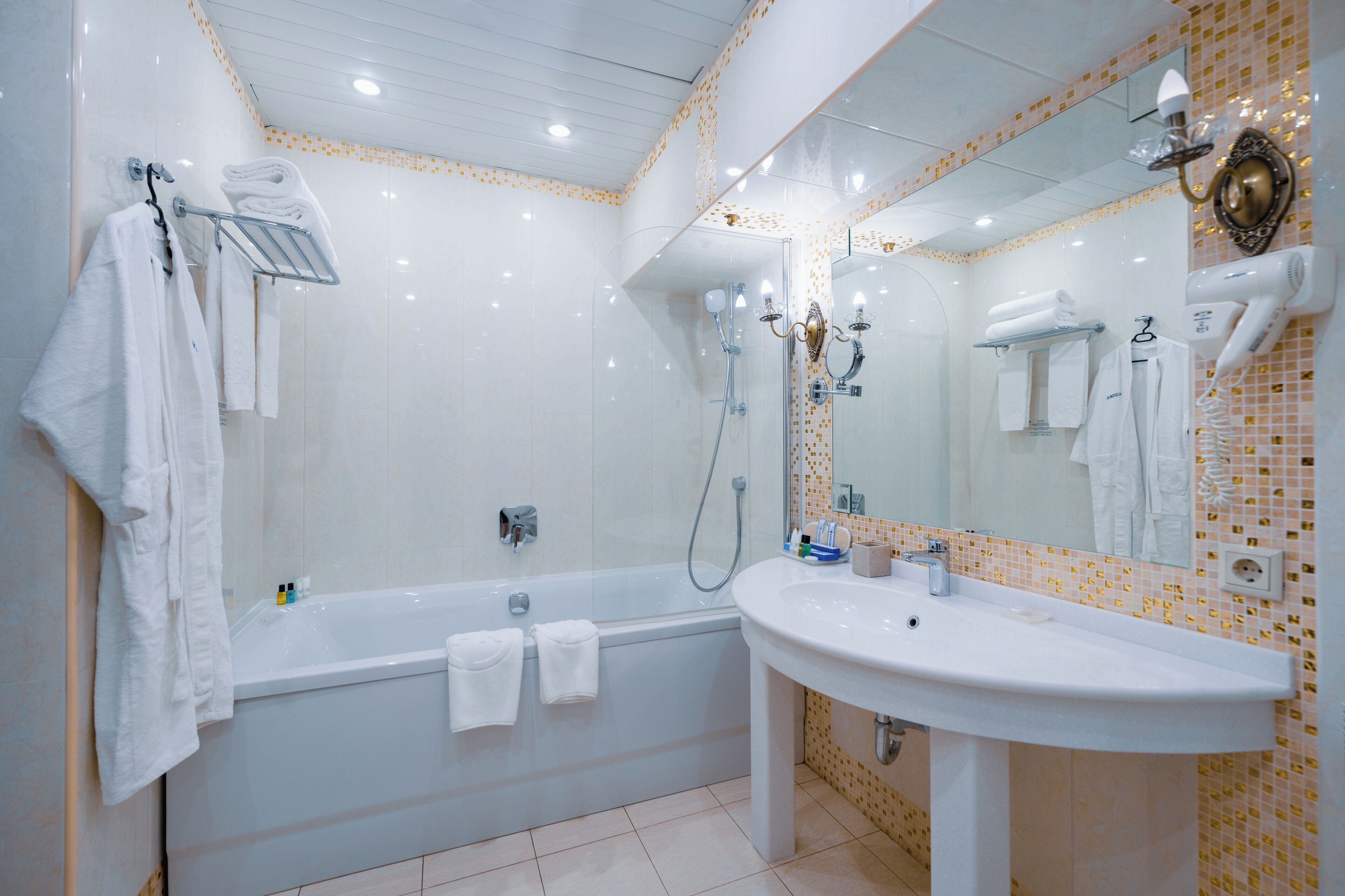 suite | bathroom | shower, free toiletries, hair dryer, slippers