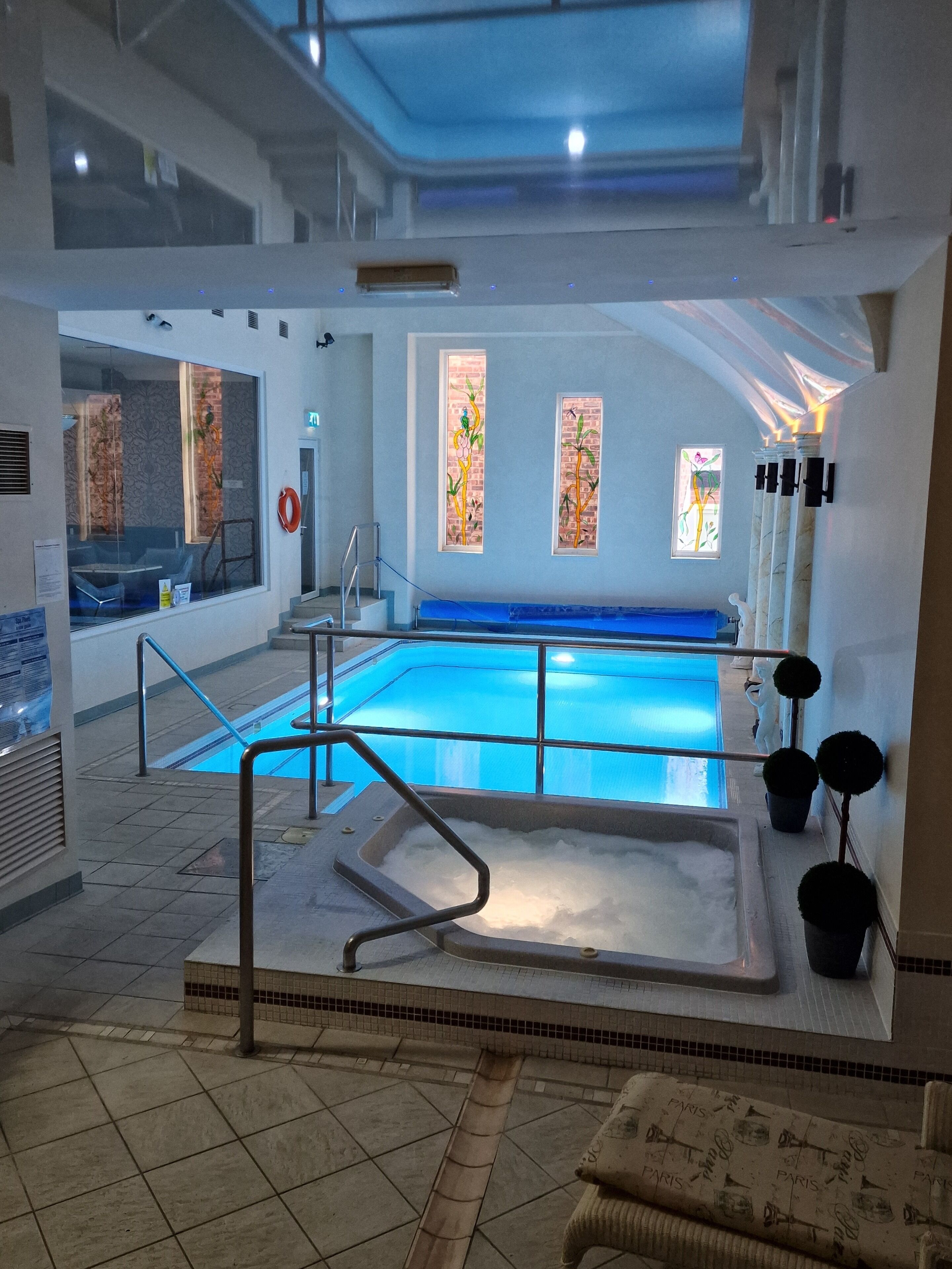 室内游泳池，日光浴躺椅