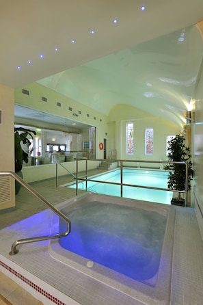 Indoor pool, pool loungers