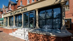 Een gebouw met een bord waarop staat: The Clifton Park.