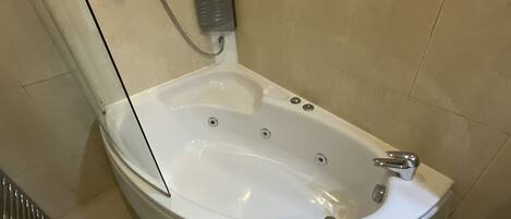 Appartement, salle de bains privée (One Bedroom (Mulsanne)) | Bain à remous intérieur