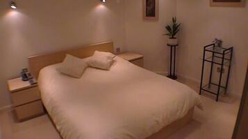 Standard Apartment, 2 Bedrooms (Arnage) | Iron/ironing board, free cribs/infant beds, free WiFi