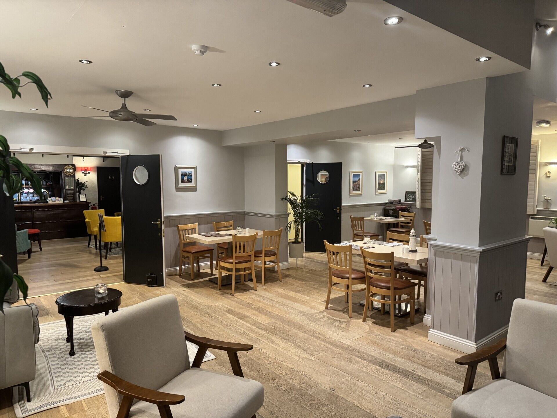2 restaurants; lunch and dinner served 
