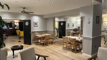 2 restaurants; lunch and dinner served
