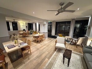 12-英寸纯平电视 （配备有线频道）、电视