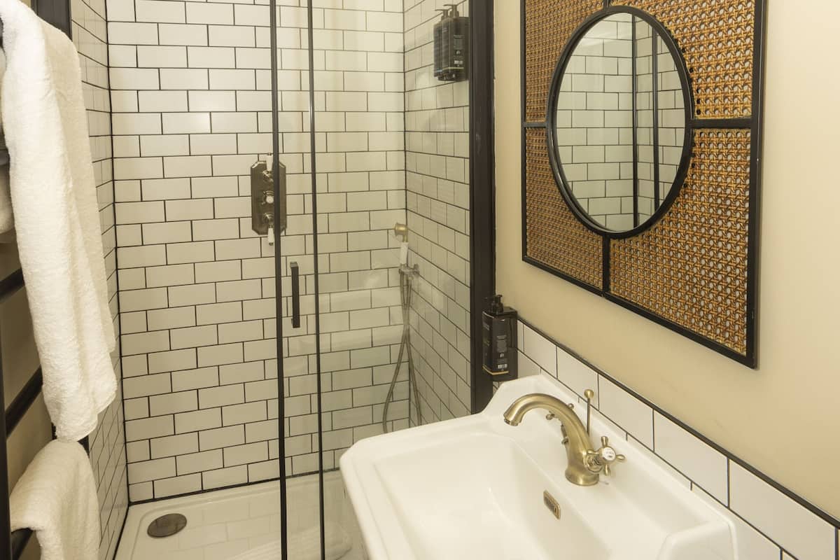 standard single room | bathroom | free toiletries, hair dryer, towels