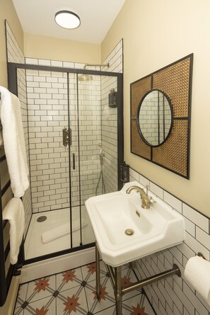 Economy-Einzelzimmer | Badezimmer | Dusche, kostenlose Toilettenartikel, Haartrockner, Handtücher