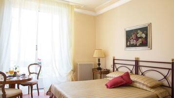 Deluxe tweepersoonskamer | Een minibar, een kluis op de kamer, een bureau, geluiddichte muren