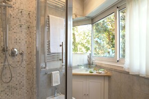 Quadruple Room | Bathroom | Shower, hair dryer, towels - Suite Oriani - B&B (Rome)