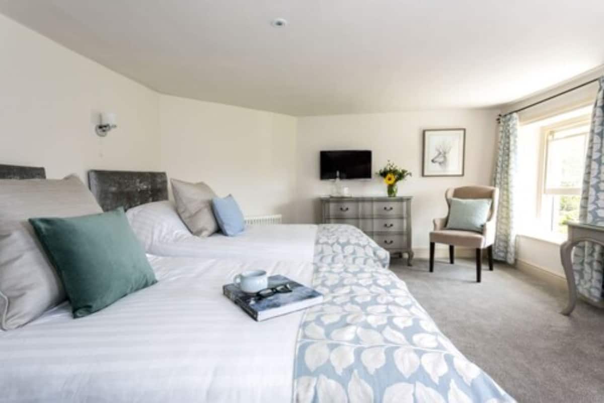 twin room | free wifi, bed sheets