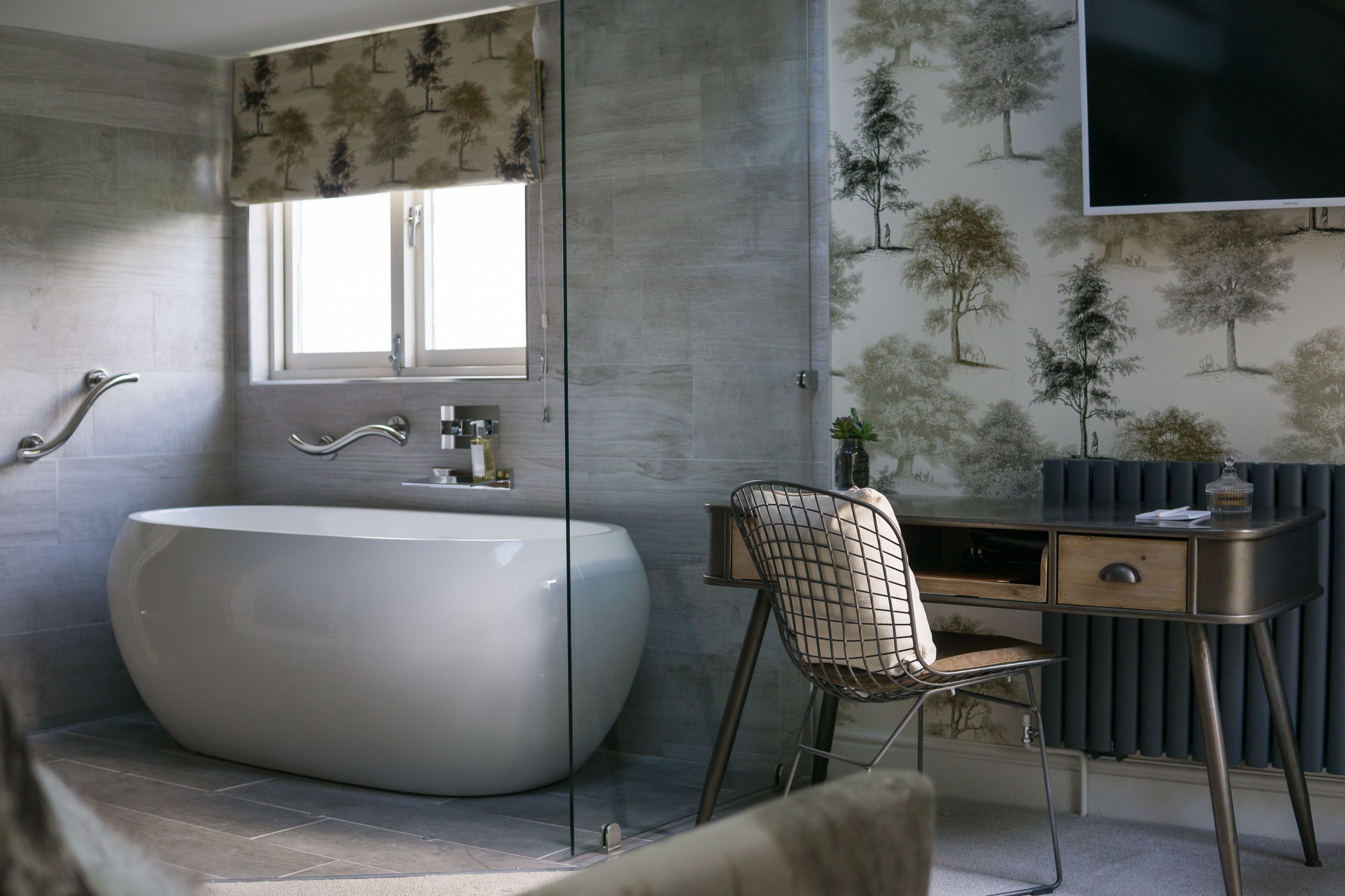 deluxe suite | free wifi, bed sheets