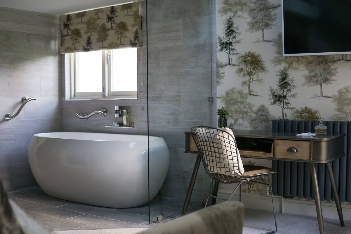 deluxe suite | free wifi, bed sheets