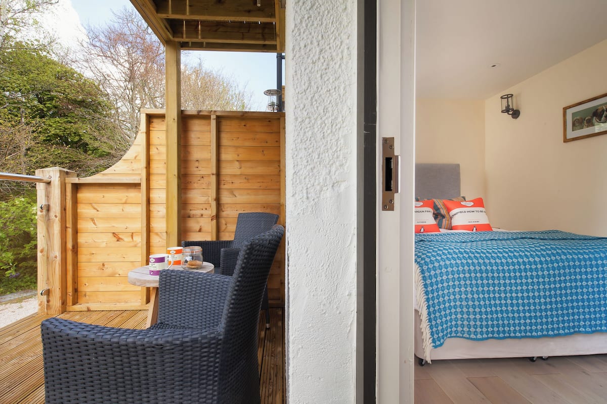 single room | free wifi, bed sheets