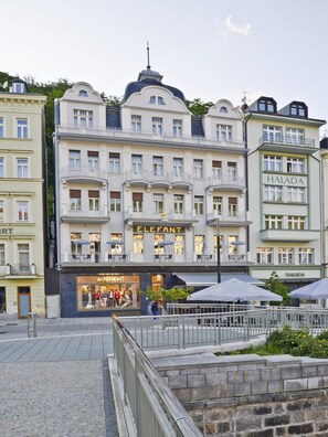 A multi-story building with a prominent 'ELEFANT' store on the ground floor. - EA Hotel Elefant (Karlovy Vary)