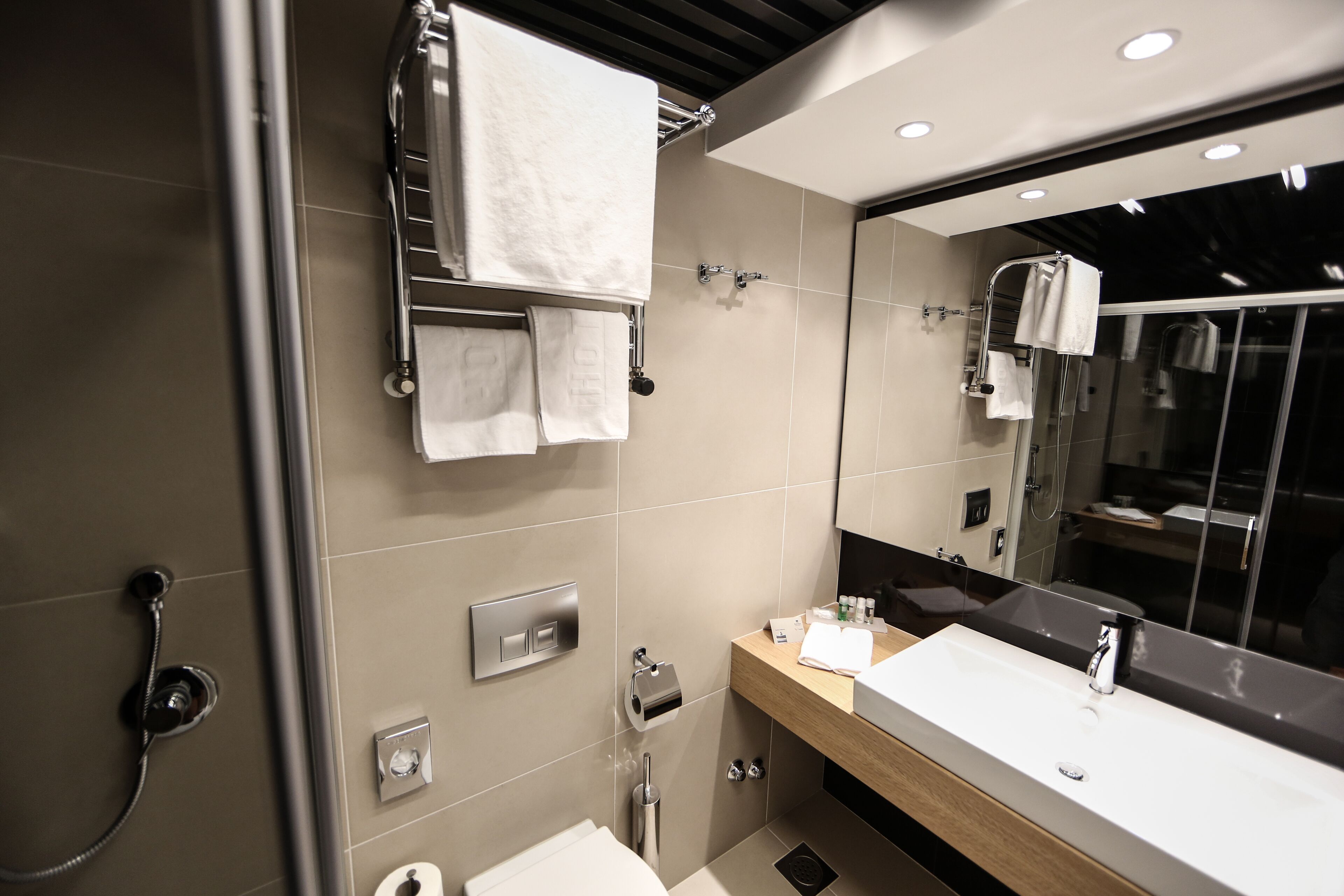 shower, free toiletries, hair dryer, towels