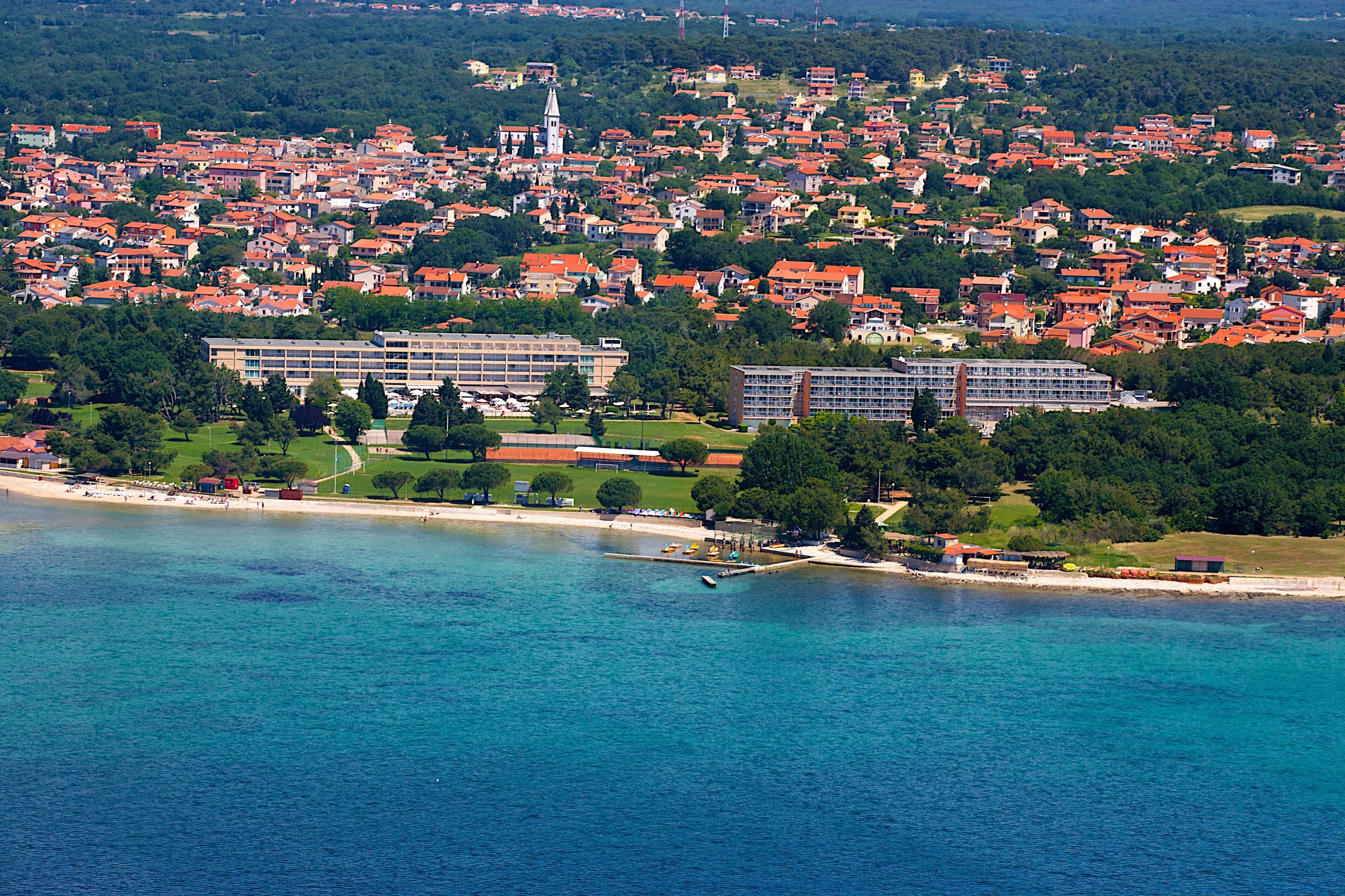 beach nearby, 2 beach bars
